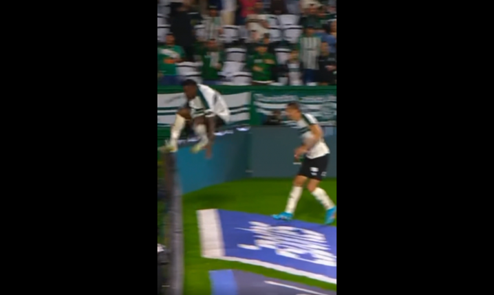 Piłkarz Coritiby CELEBRUJE GOLA, skacze przez bandy reklamowe i... xD [VIDEO]